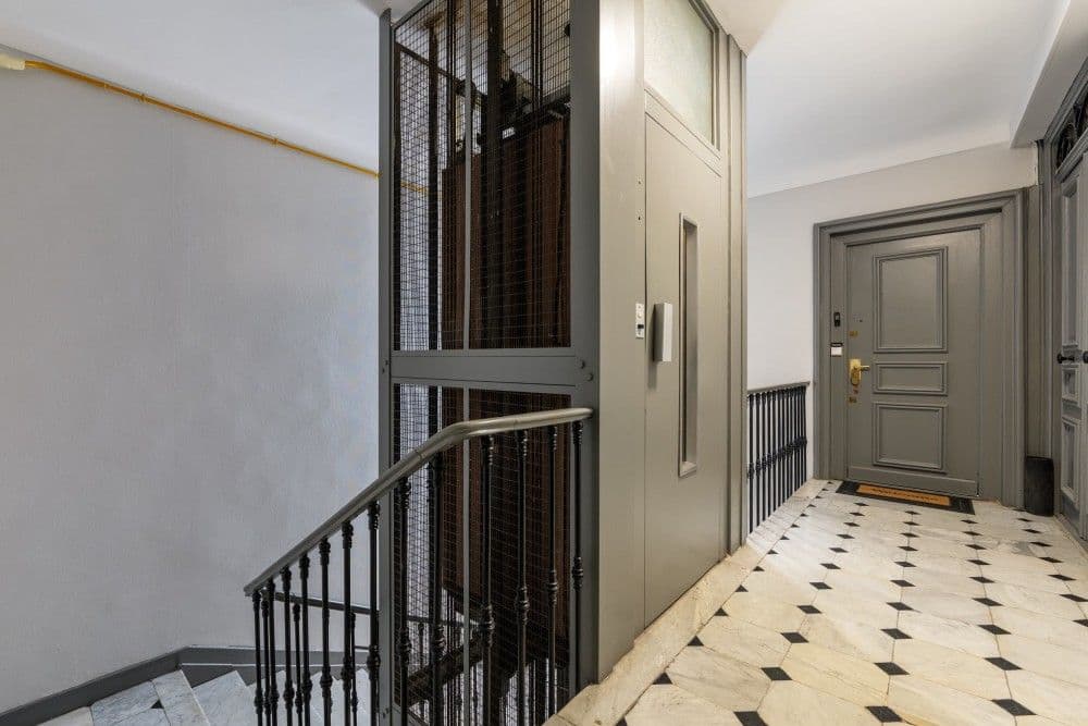 Landing with lift and marble floor, 2-bedroom apartment in central Nice