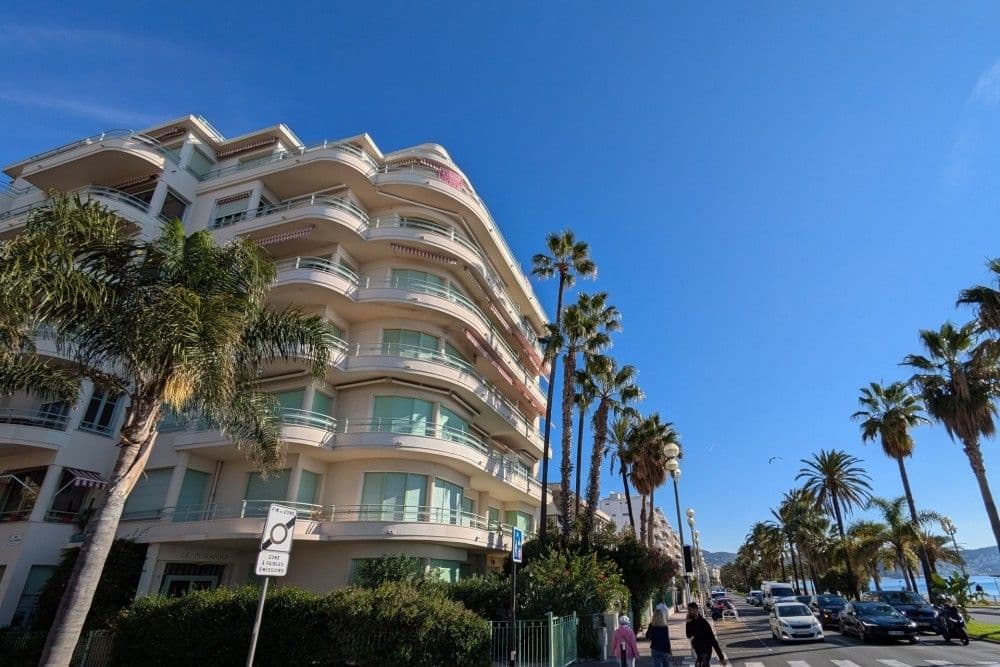 Seafront residence with curved balconies and palm trees, 2-bedroom apartment in the Promenade des Anglais, Nice