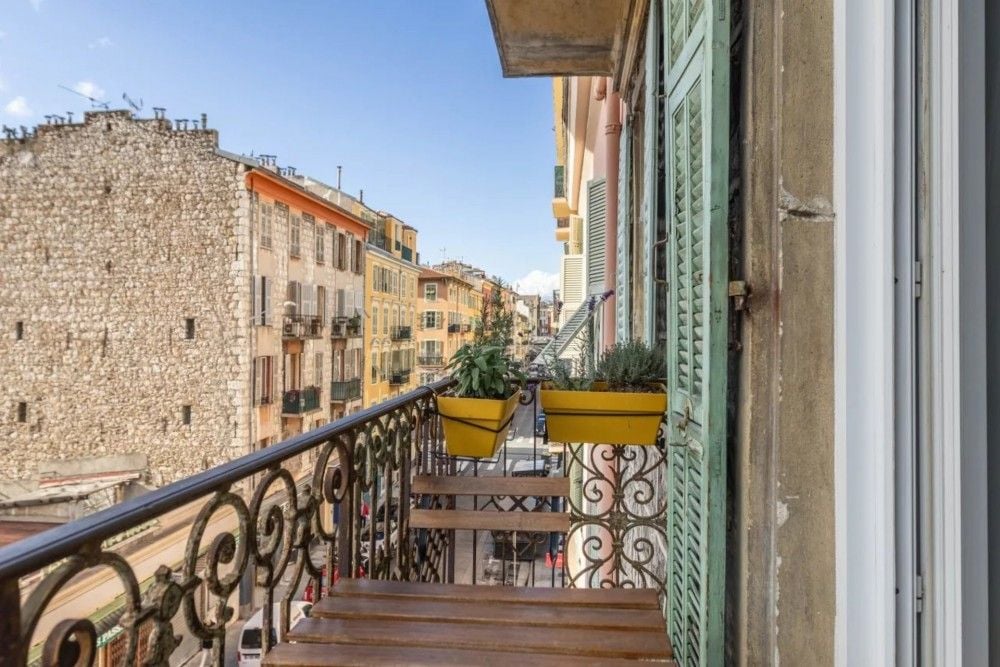 Balcony with flower boxes and wrought-iron railing, 2-bedroom apartment in the Port, Nice