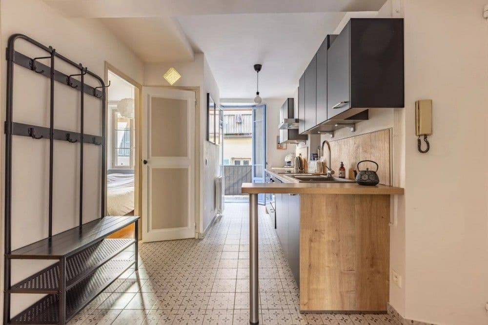 Hallway leading to the kitchen with cement tiles, 2-bedroom apartment in the Port, Nice