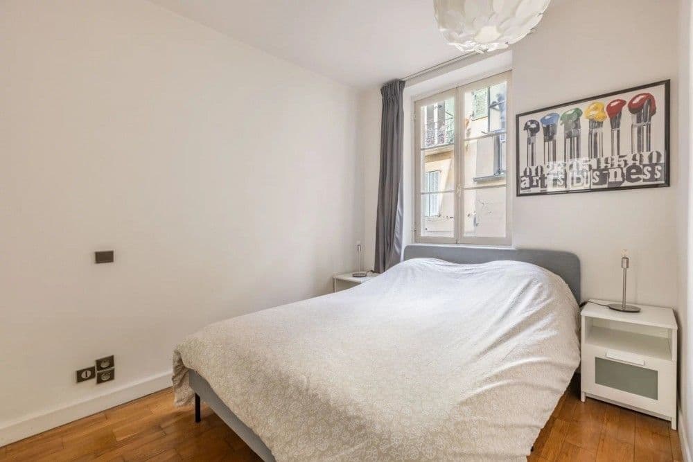 Bedroom with double bed and window, 2-bedroom apartment in the Port, Nice