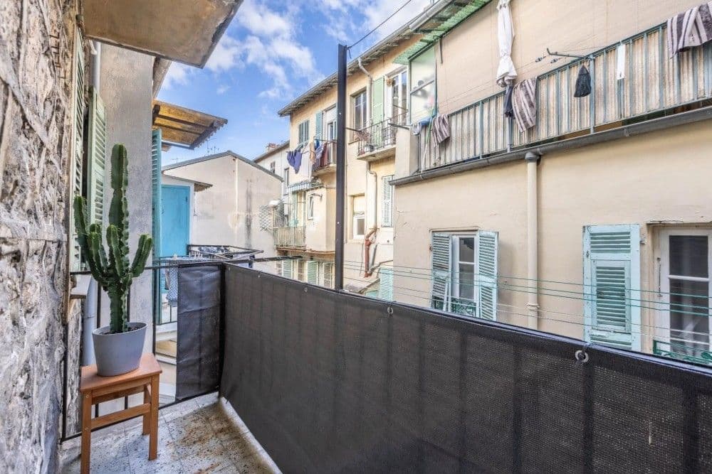 Balcony with cactus overlooking the courtyard, 2-bedroom apartment in the Port, Nice