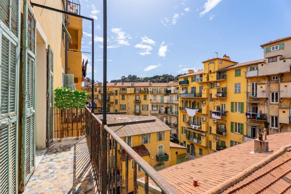 Balcony with a view over the colourful façades of the Port, 2-bedroom apartment in the Port, Nice