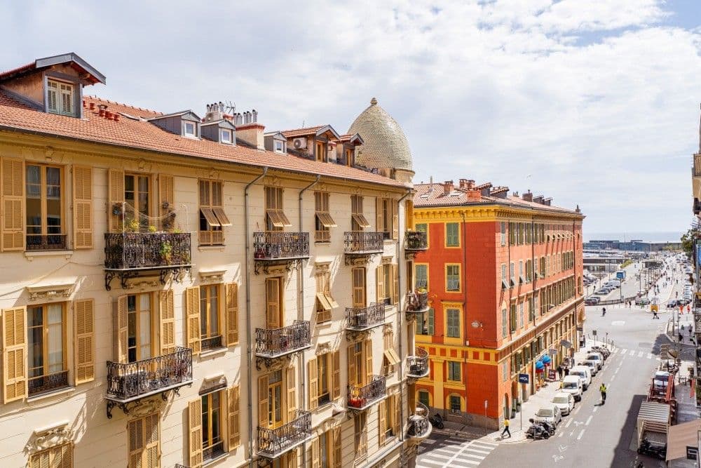 View over Belle Époque façades down to the Port, 2-bedroom apartment in the Port, Nice