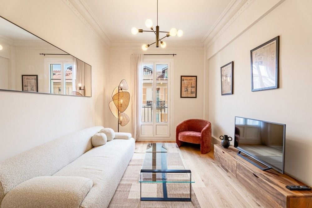 Renovated living room with oak floor and French window, 2-bedroom apartment in the Port, Nice