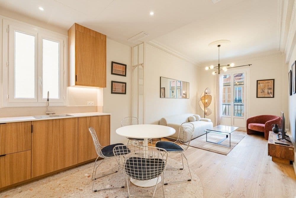Open-plan kitchen and living room with oak units, 2-bedroom apartment in the Port, Nice