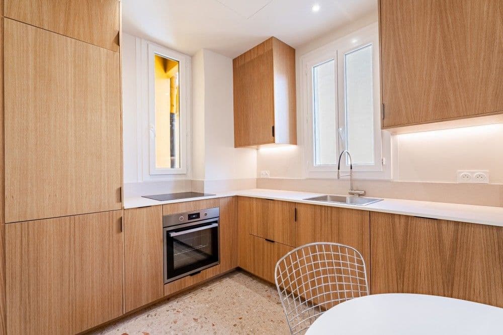 Kitchen with oak units and terrazzo floor, 2-bedroom apartment in the Port, Nice