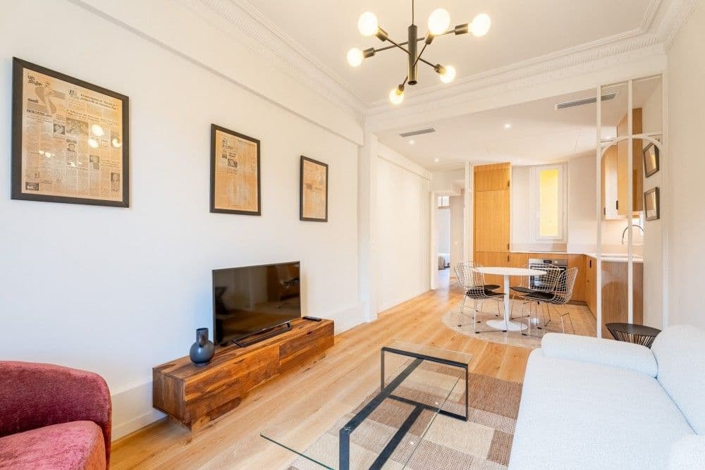 Living room with sofa, glass coffee table and dining area, 2-bedroom apartment in the Port, Nice