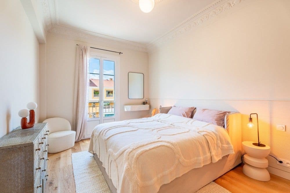 Bedroom with moulded ceiling and French window, 2-bedroom apartment in the Port, Nice