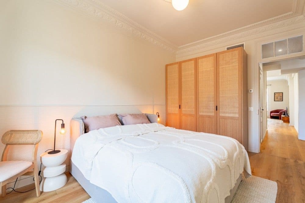 Bedroom with rattan wardrobe and oak floor, 2-bedroom apartment in the Port, Nice
