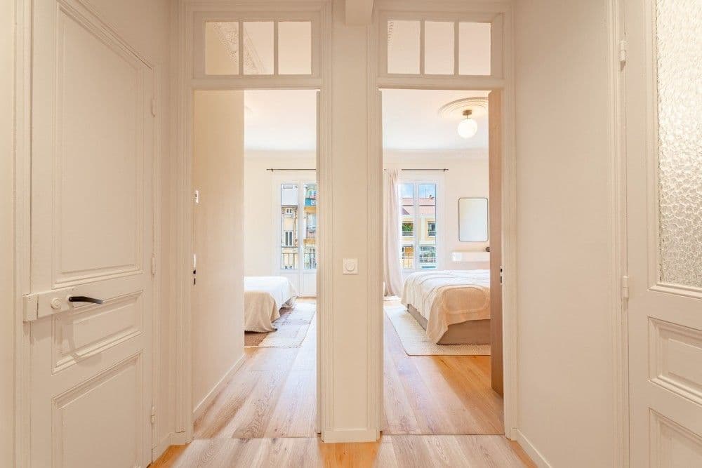 Hallway with doors to the two bedrooms, 2-bedroom apartment in the Port, Nice