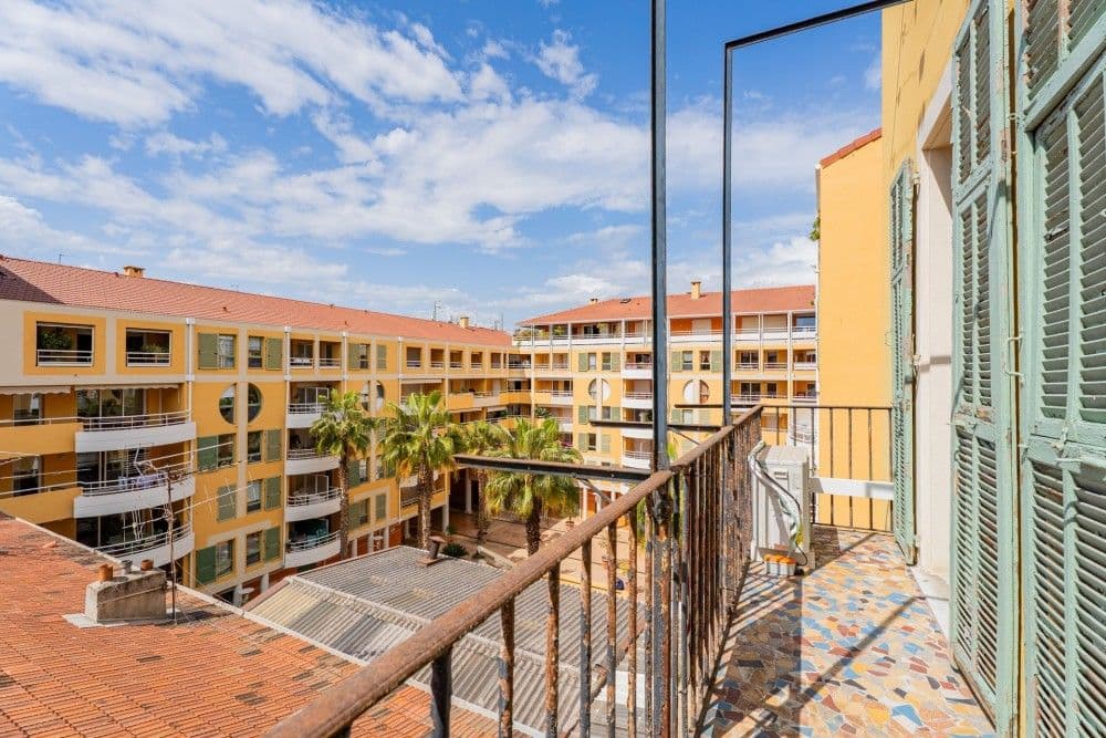 Balcony overlooking palm trees in a courtyard, 2-bedroom apartment in the Port, Nice