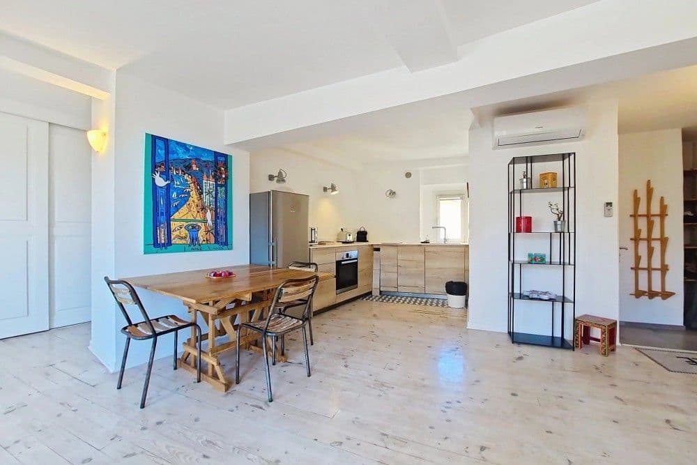 Open-plan kitchen and dining area with whitewashed floor, 2-bedroom apartment in the Port, Nice
