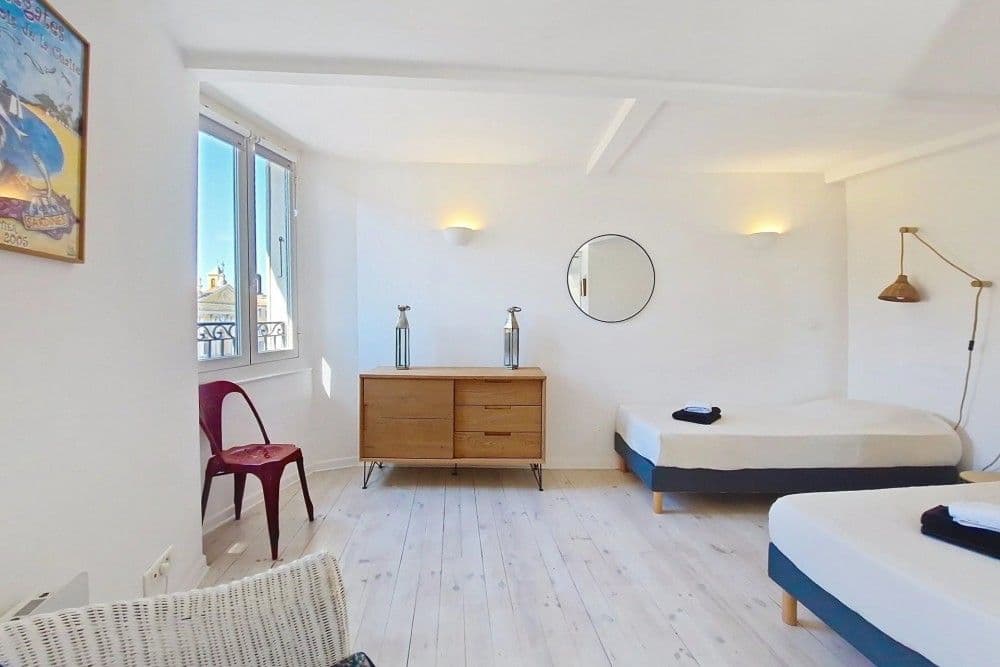 Bedroom with twin beds and window, 2-bedroom apartment in the Port, Nice