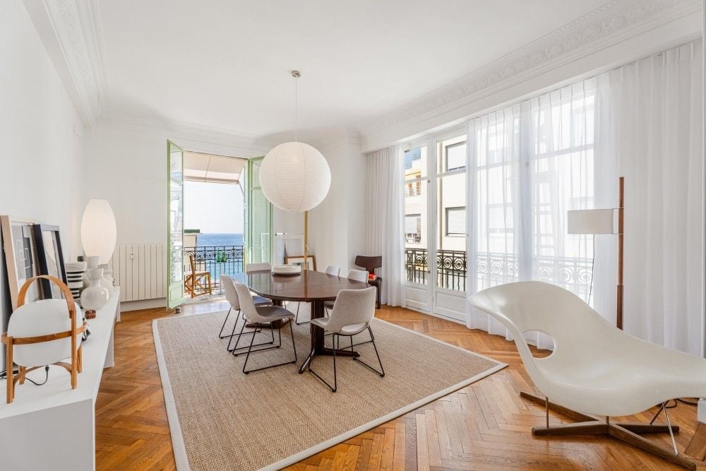Dining room with herringbone parquet and doors to the balcony, 3-bedroom apartment in the Promenade des Anglais, Nice