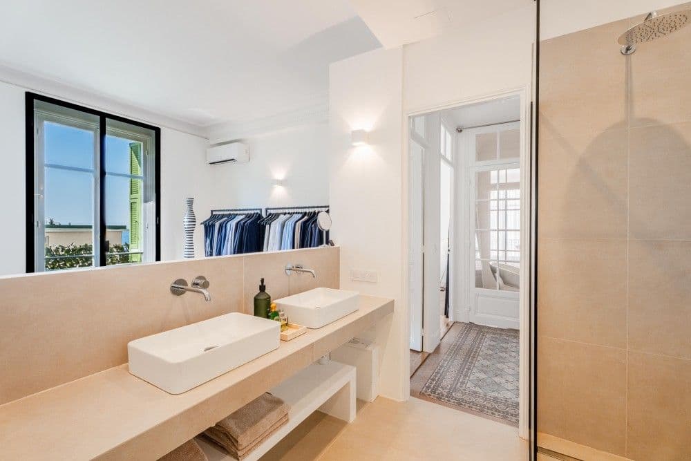 Bathroom with double basin and glass shower, 3-bedroom apartment in the Promenade des Anglais, Nice