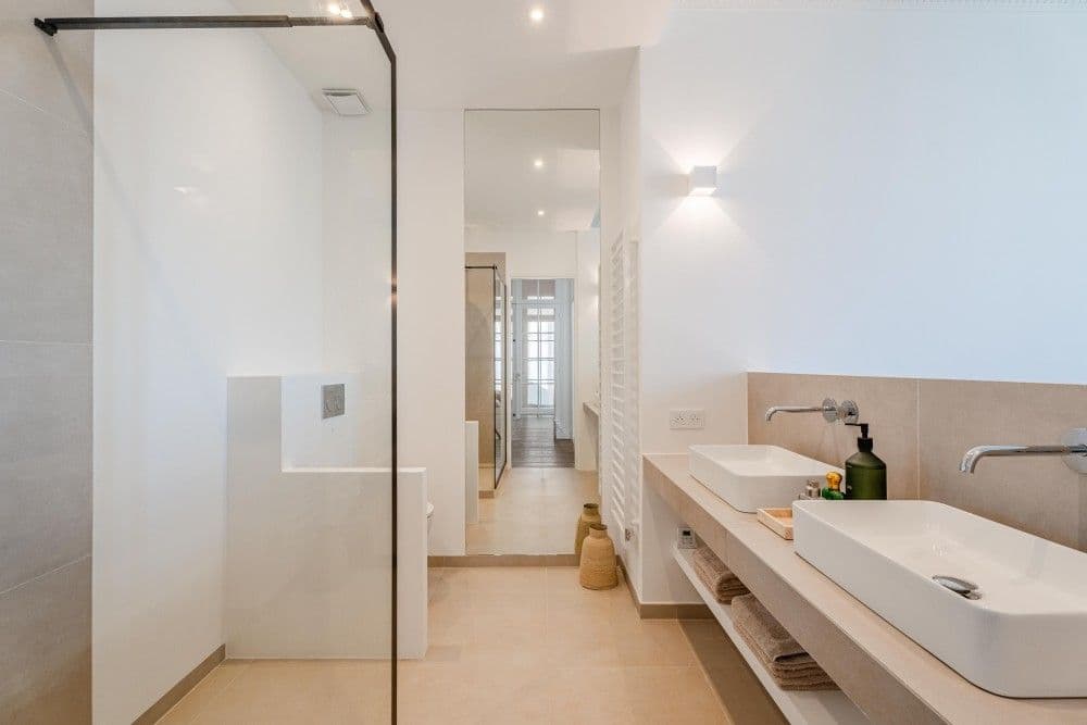 Bathroom with walk-in shower and double basin, 3-bedroom apartment in the Promenade des Anglais, Nice