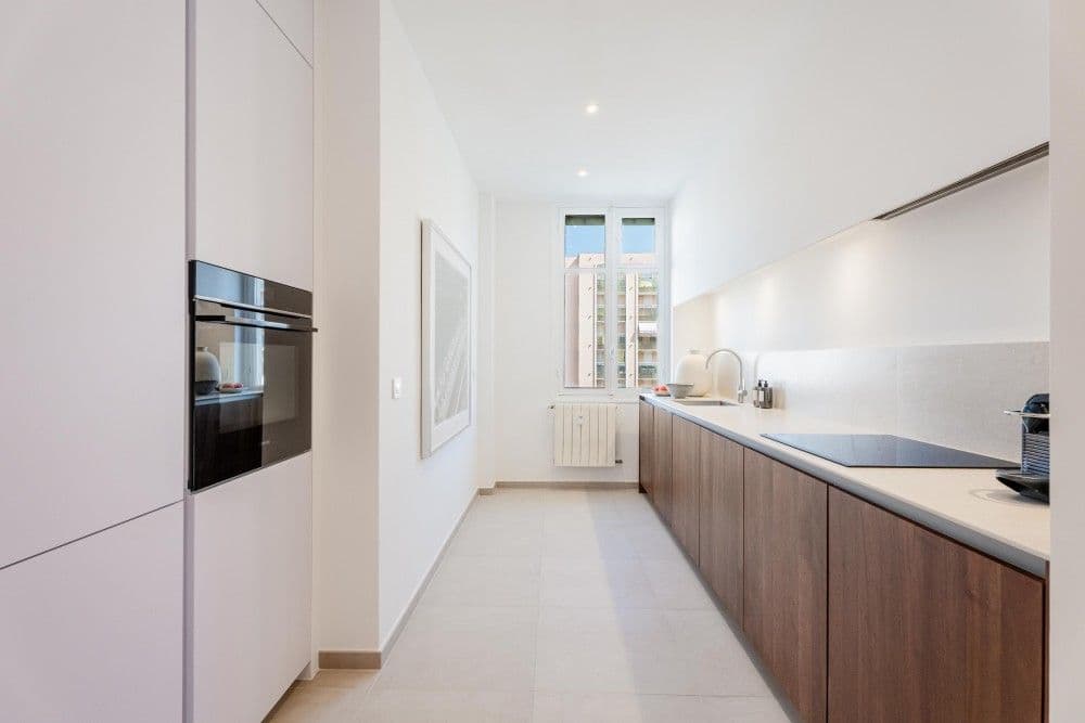 Kitchen with walnut units and tiled floor, 3-bedroom apartment in the Promenade des Anglais, Nice