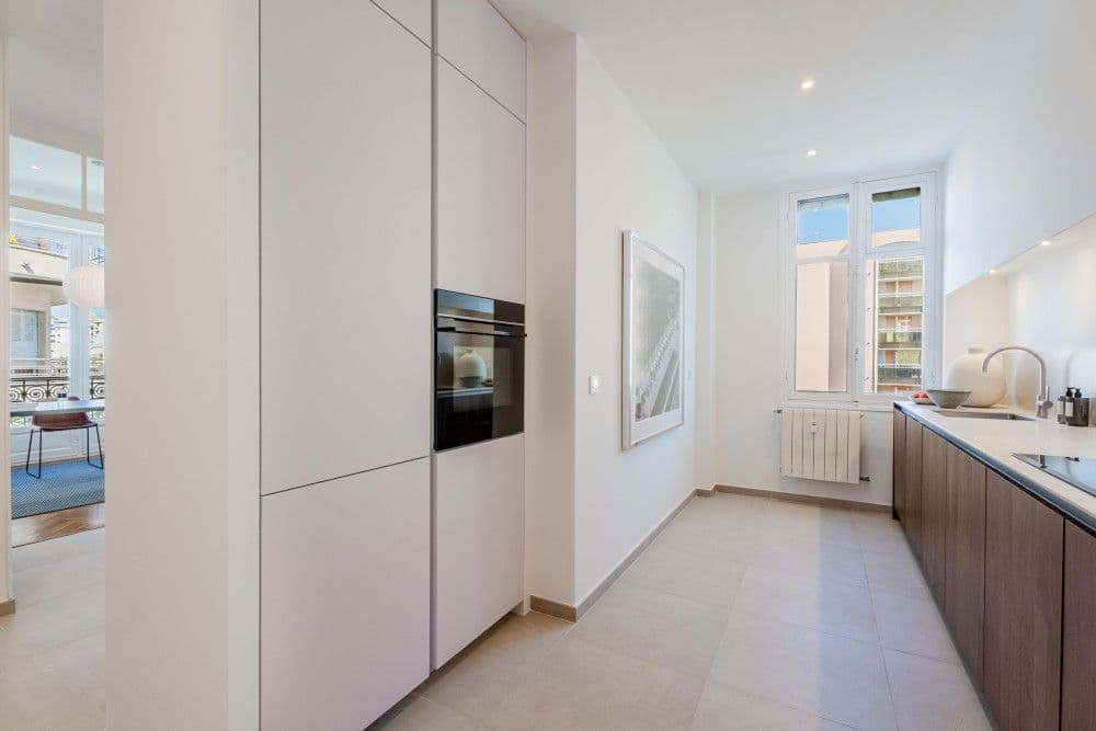 Kitchen with handleless units and window, 3-bedroom apartment in the Promenade des Anglais, Nice