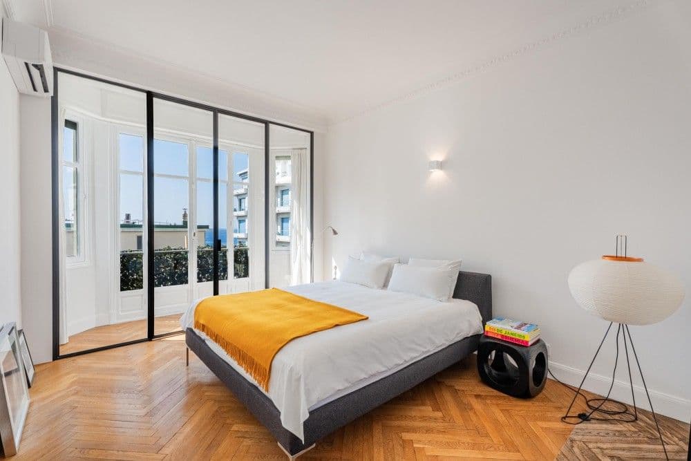 Bedroom with glass partition and herringbone parquet, 3-bedroom apartment in the Promenade des Anglais, Nice