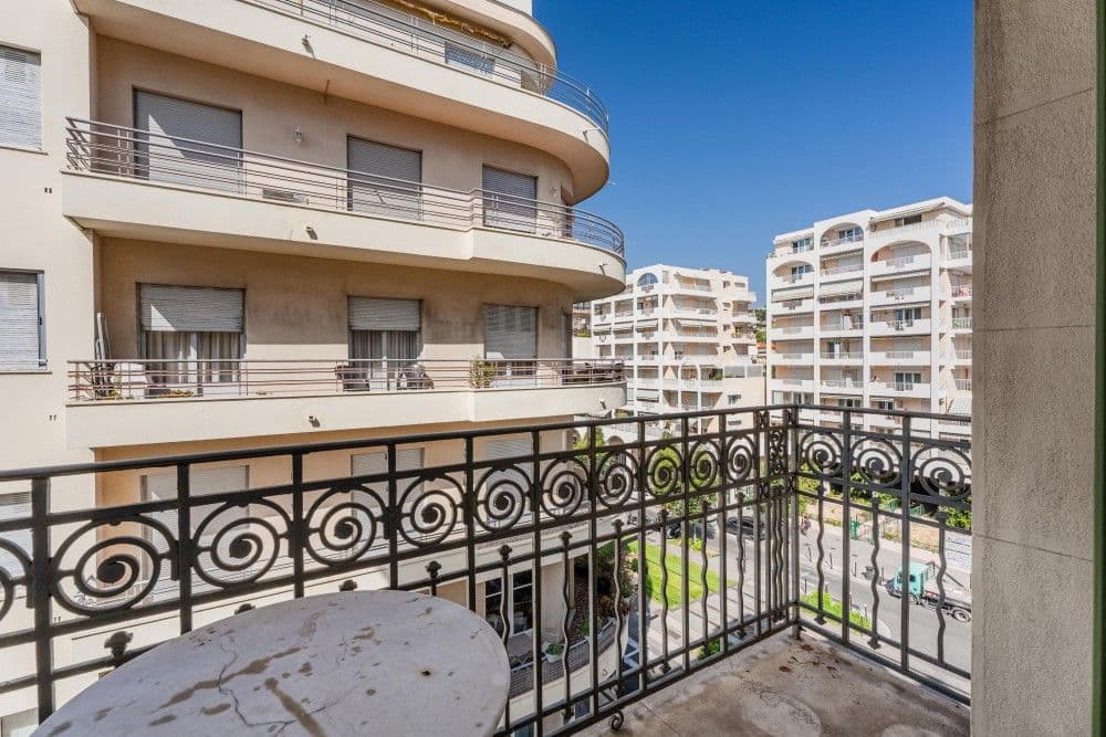 Balcony overlooking the curved façades of neighbouring buildings, 3-bedroom apartment in the Promenade des Anglais, Nice