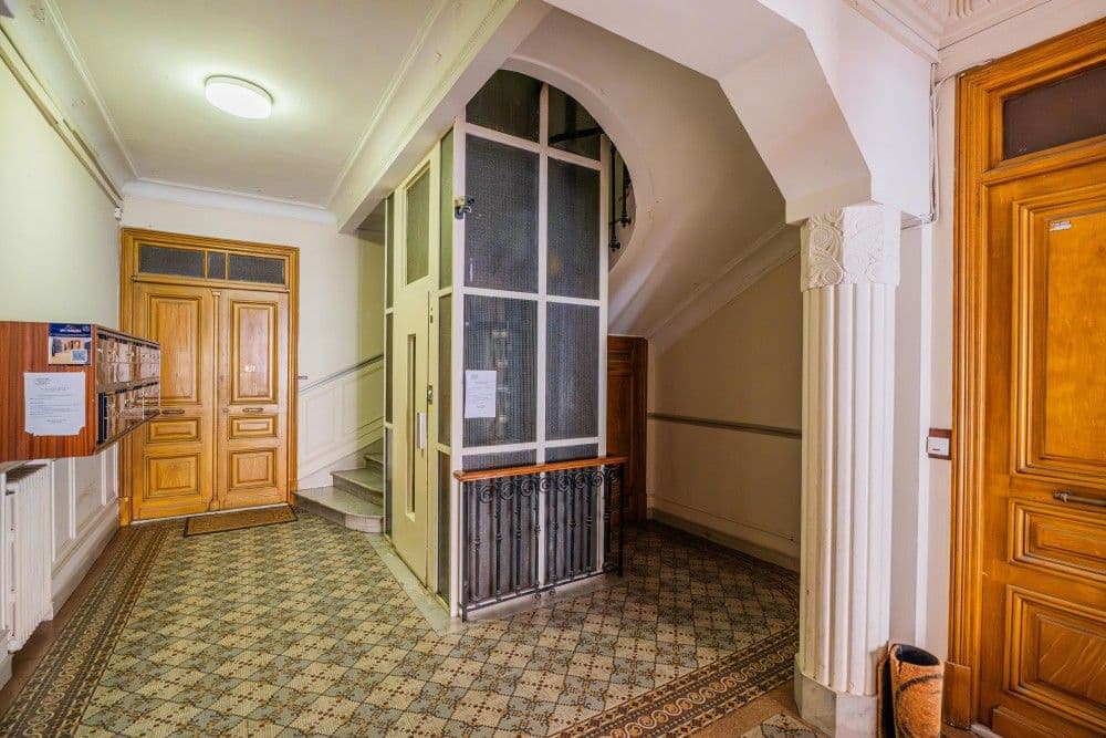 Building entrance hall with tiled floor and wooden doors, 3-bedroom apartment in the Promenade des Anglais, Nice