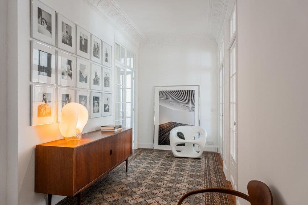 Hallway with gallery wall and sideboard, 3-bedroom apartment in the Promenade des Anglais, Nice