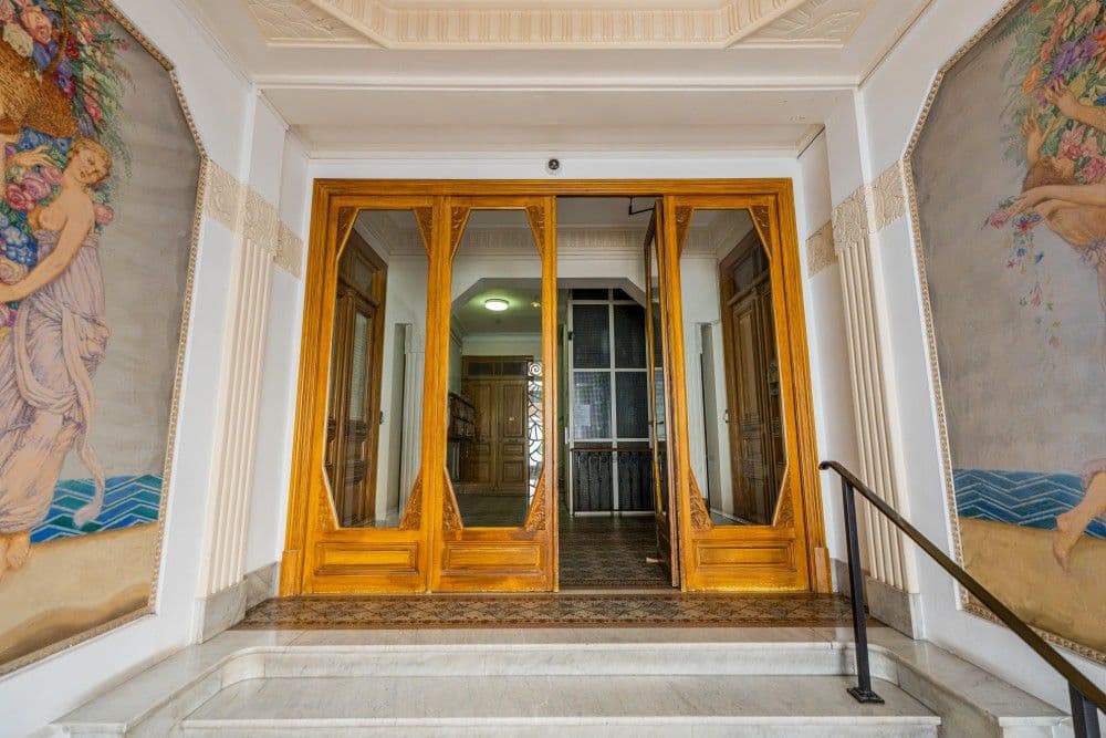 Art Deco entrance with murals and wooden doors, 3-bedroom apartment in the Promenade des Anglais, Nice