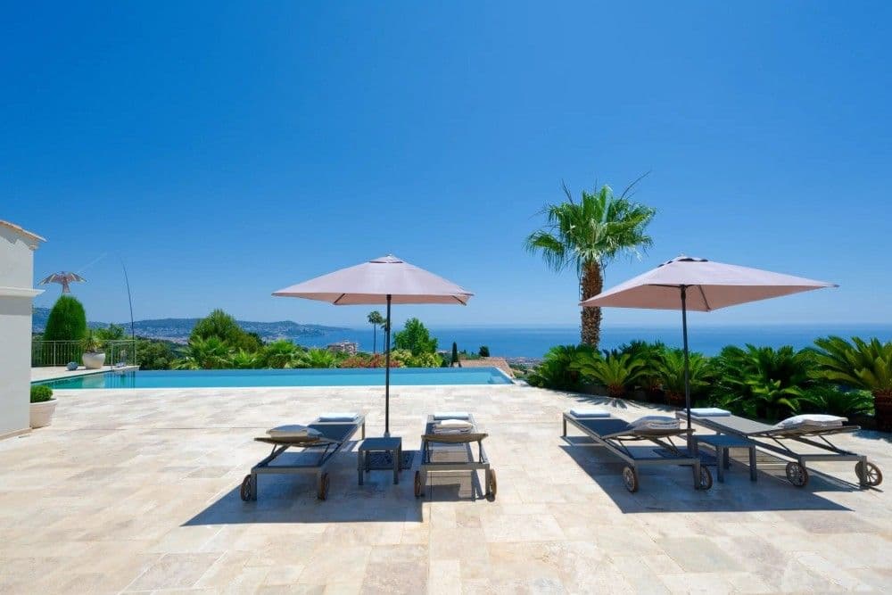 Pool terrace with sun loungers and parasols facing the sea, 3-bedroom villa in Fabron, Nice