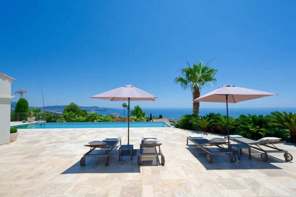 Pool terrace with sun loungers and parasols facing the sea, 3-bedroom villa in Fabron, Nice