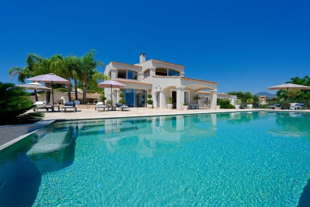 Villa with Mediterranean gardens behind a large swimming pool, 3-bedroom villa in Fabron, Nice