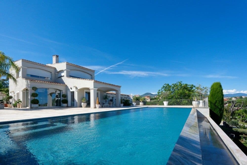 Villa and infinity pool under a blue sky, 3-bedroom villa in Fabron, Nice