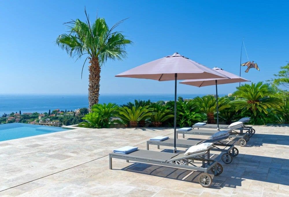Sun loungers beside the pool with a sea view, 3-bedroom villa in Fabron, Nice
