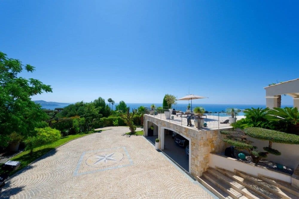 Driveway and garden with a view over the hills to the sea, 3-bedroom villa in Fabron, Nice