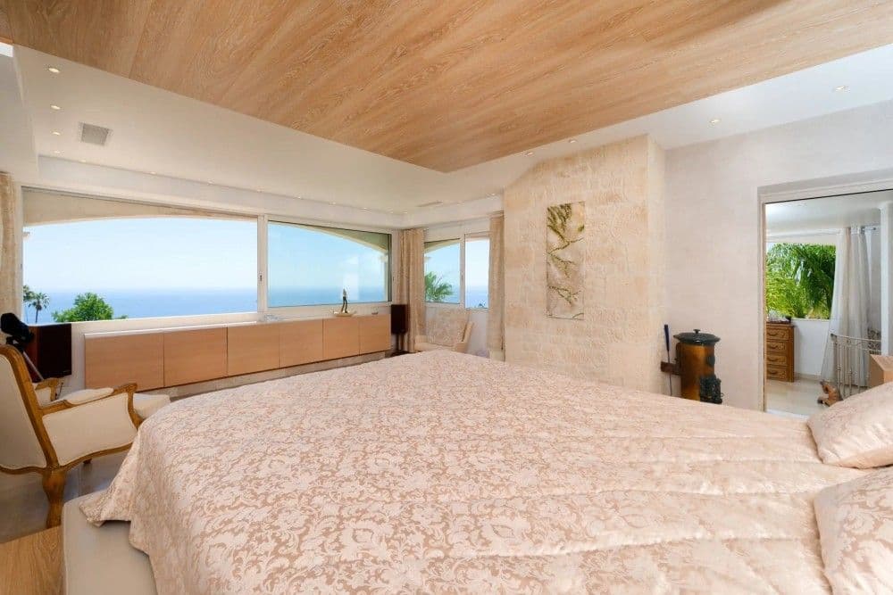 Main bedroom with wooden ceiling and panoramic windows, 3-bedroom villa in Fabron, Nice