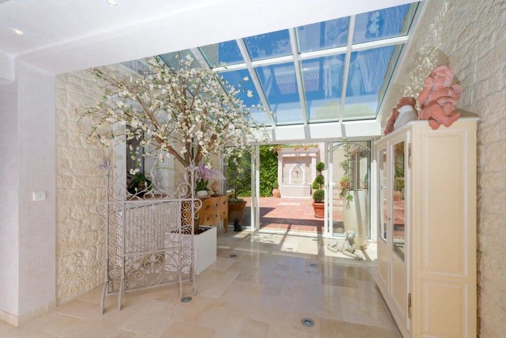 Conservatory with glass roof and limestone floor, 3-bedroom villa in Fabron, Nice