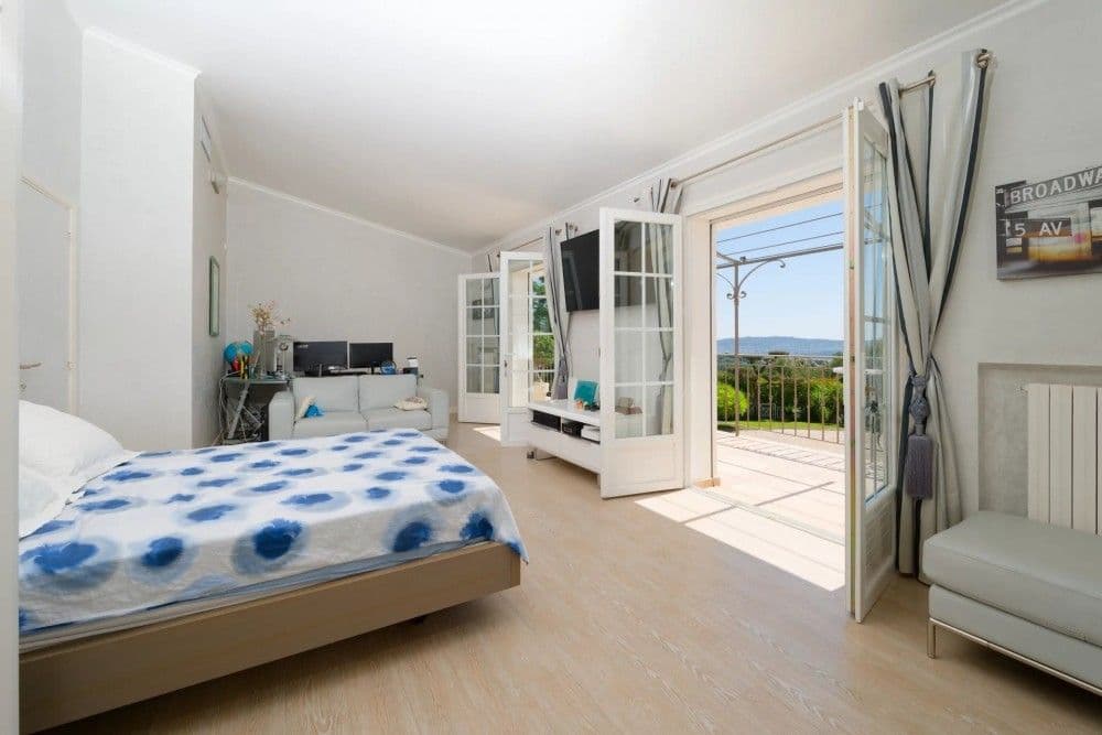 Bedroom with French doors to a terrace with sea view, 3-bedroom villa in Fabron, Nice
