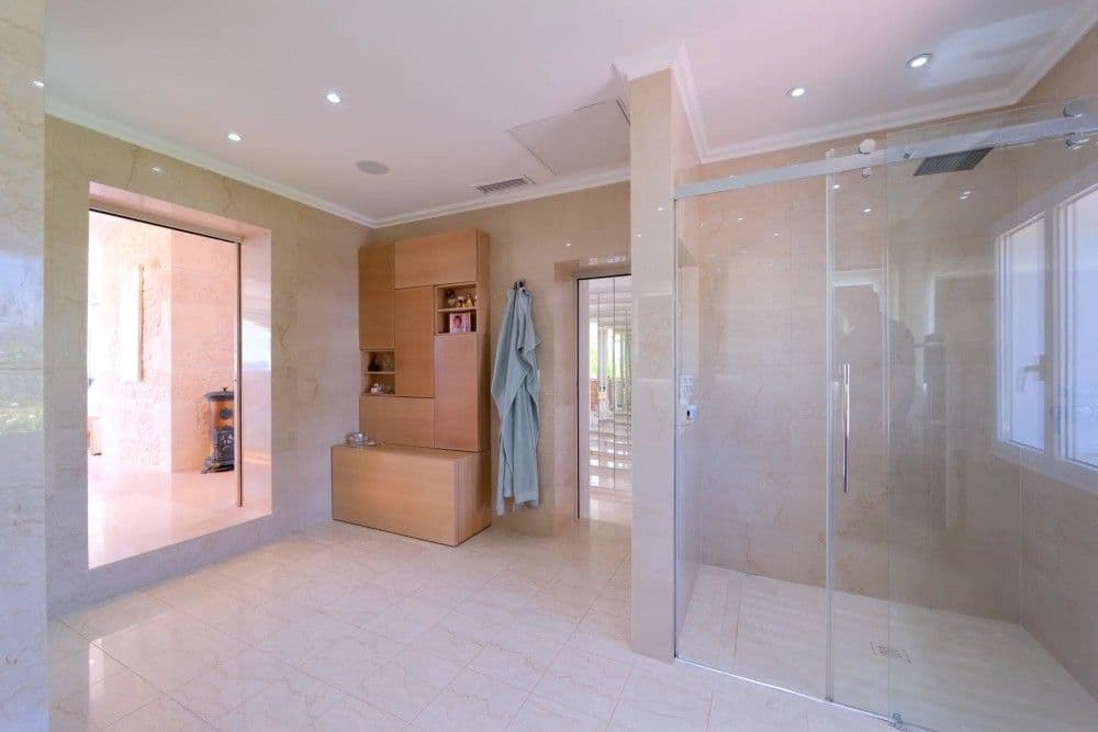 Bathroom with walk-in shower and limestone walls, 3-bedroom villa in Fabron, Nice
