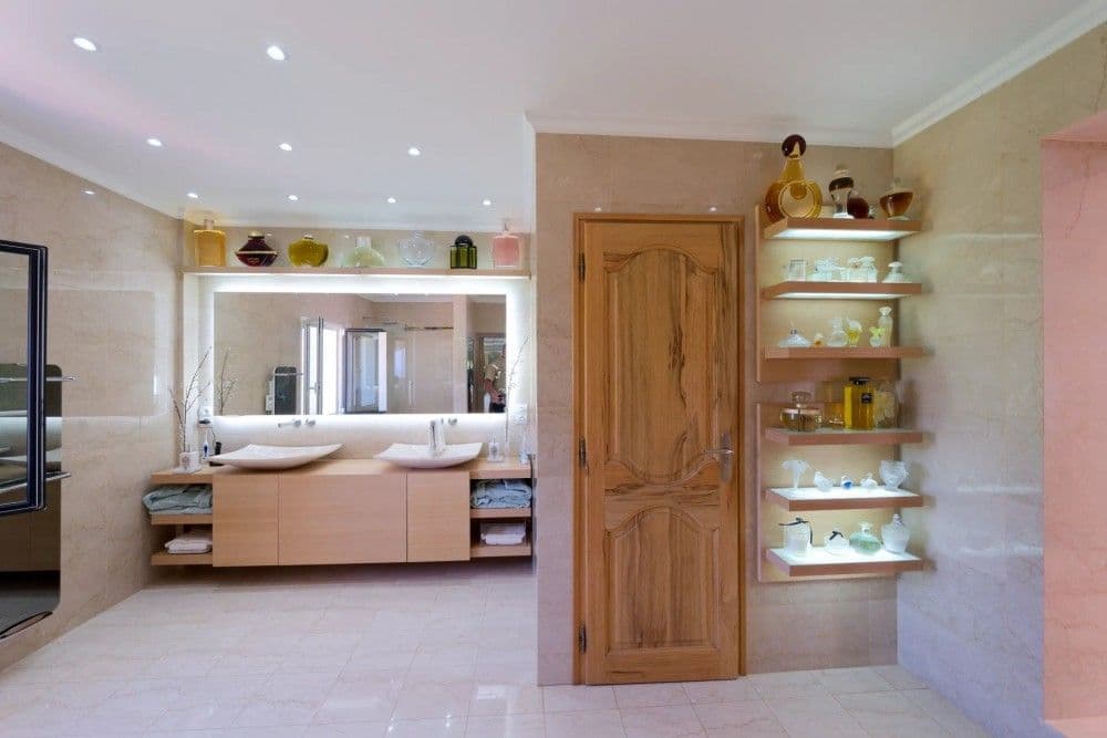 Bathroom with double vanity and display shelves, 3-bedroom villa in Fabron, Nice