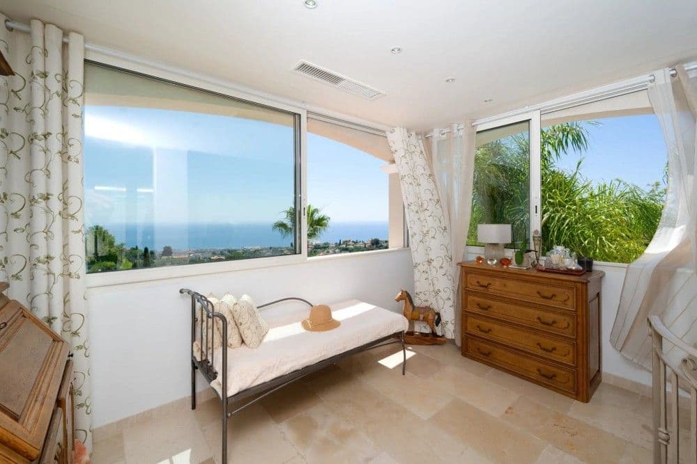 Bedroom with day bed and sea-view windows, 3-bedroom villa in Fabron, Nice