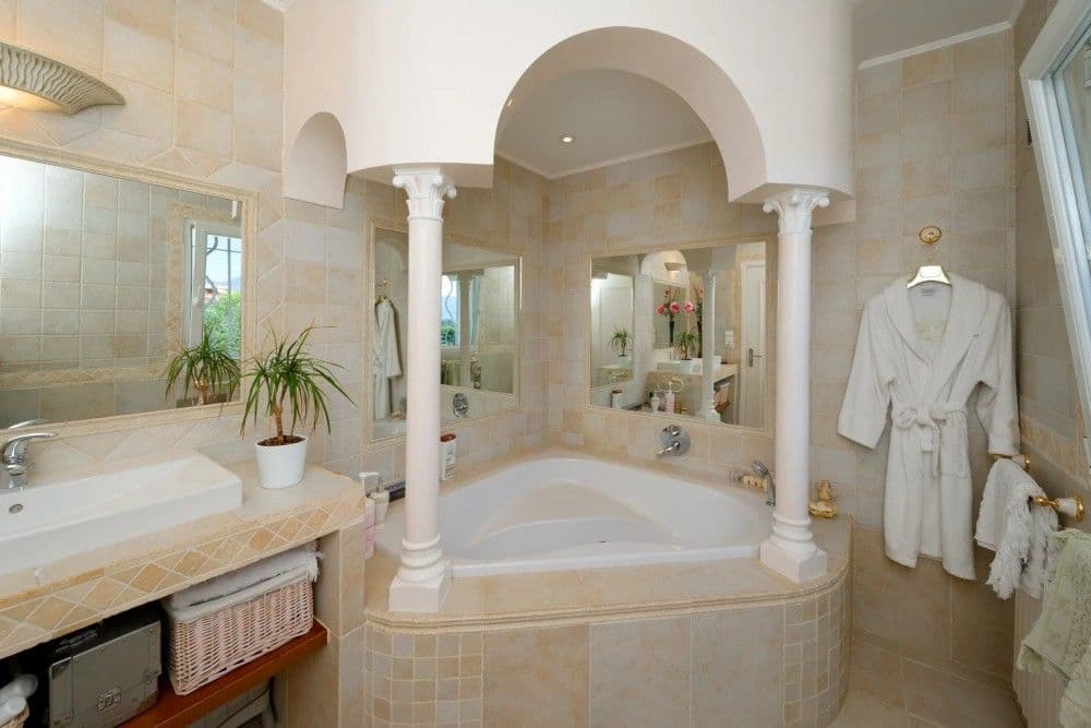 Bathroom with corner bathtub between columns, 3-bedroom villa in Fabron, Nice