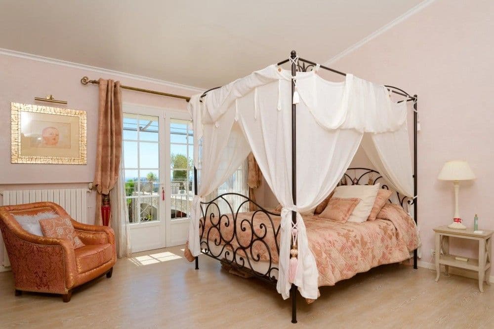 Bedroom with canopy bed and French windows, 3-bedroom villa in Fabron, Nice