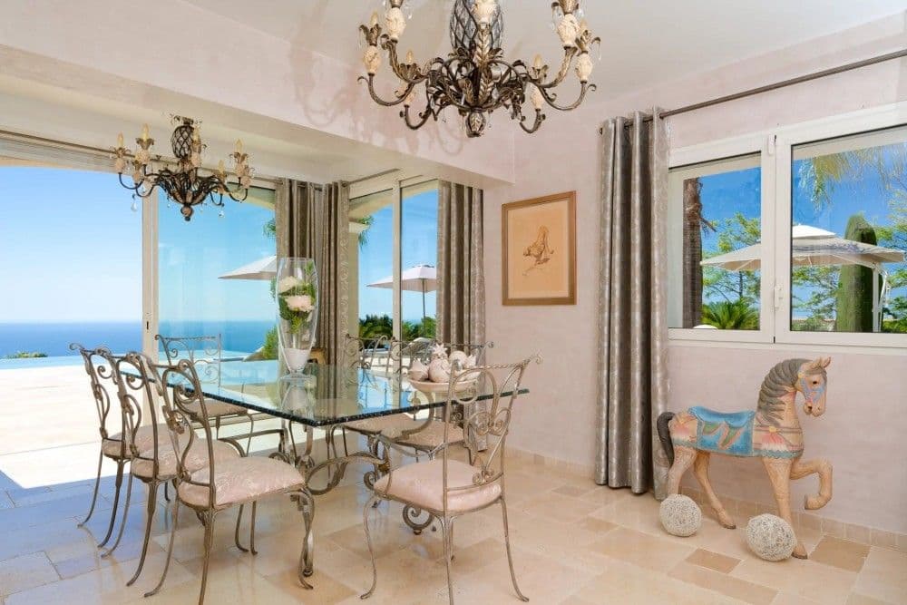 Dining room with glass table and a view over the terrace to the sea, 3-bedroom villa in Fabron, Nice