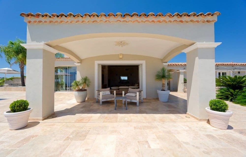 Covered loggia with seating beside the villa, 3-bedroom villa in Fabron, Nice