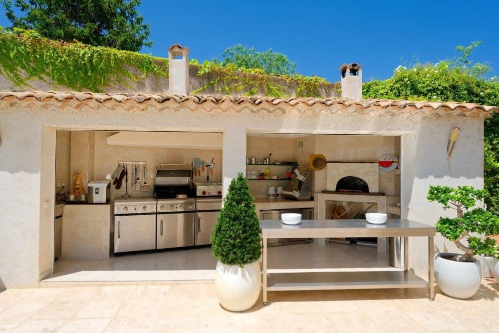 Summer kitchen with barbecue and pizza oven, 3-bedroom villa in Fabron, Nice
