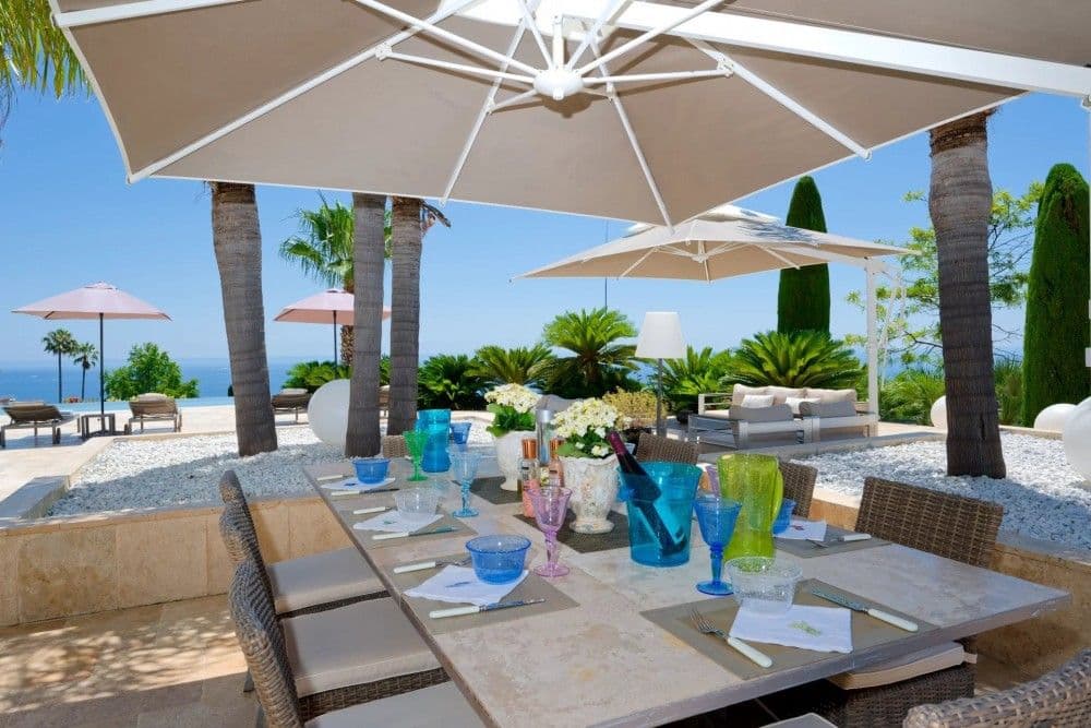 Outdoor dining table under parasols with a sea view, 3-bedroom villa in Fabron, Nice