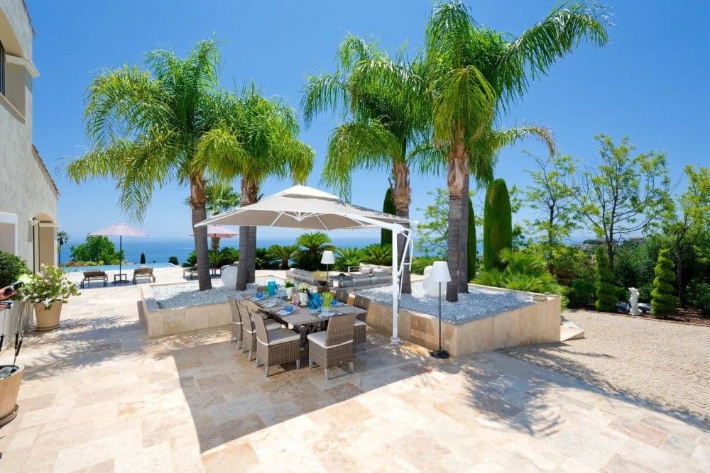 Terrace with outdoor dining area among palm trees, 3-bedroom villa in Fabron, Nice