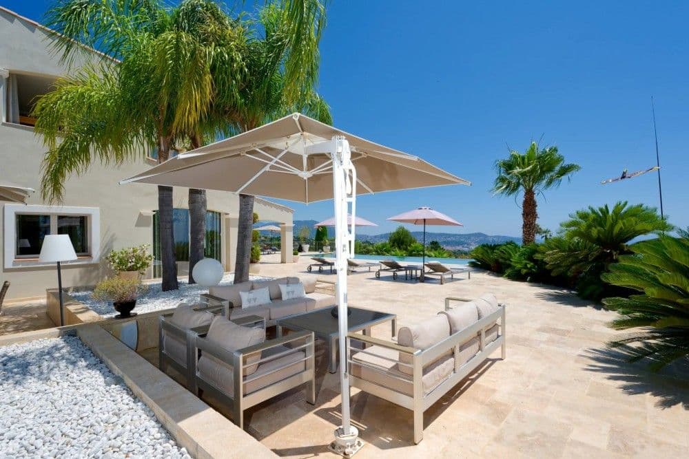 Outdoor lounge with sofas beside the pool, 3-bedroom villa in Fabron, Nice