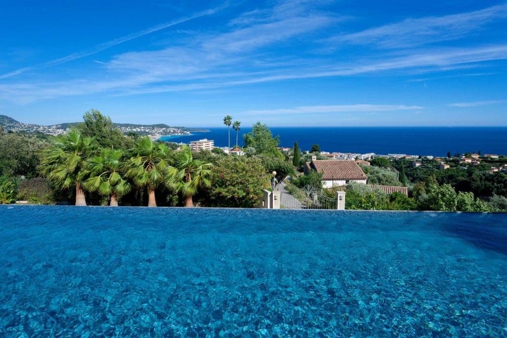 Infinity pool overlooking the coast and the sea, 3-bedroom villa in Fabron, Nice