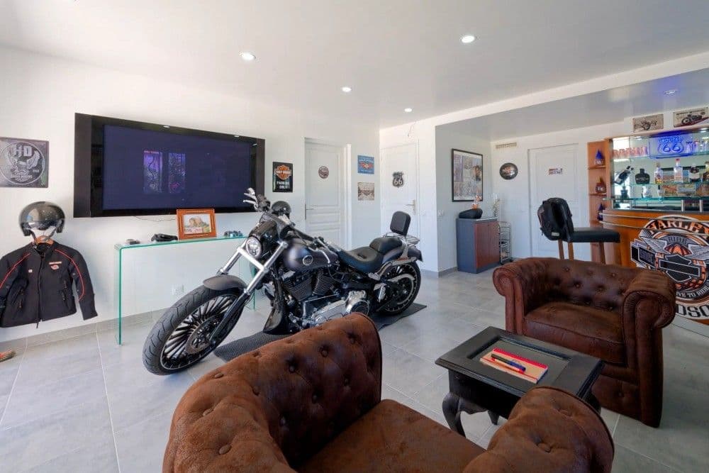 Games room with leather armchairs and large screen, 3-bedroom villa in Fabron, Nice